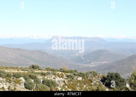 Die Berge der Pyrenäen und Bereiche mit Schnee ab dem Riglos Mallos de Pre gesehen - überdachte Pyrenäen Gipfel an einem sonnigen Wintertag in Aragon, Spanien Stockfoto