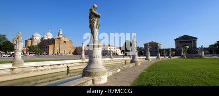 Italien, Venetien, Padua, Padua, Prato della Valle Platz mit Abbazia di Santa Giustina (Abtei von St Justine) im Hintergrund Stockfoto