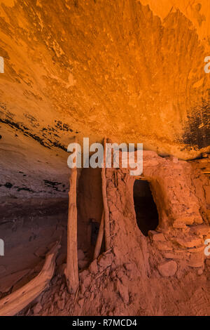 Pferd kragen Tür, um den Eintrag zu einem Getreidespeicher im Moon House Ruin auf Cedar Mesa, erstellt von Ancestral Puebloans und einst Teil der Bären Ohren nationalen Monume Stockfoto