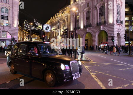 Schwarze Taxi, Piccadilly, London, England, Großbritannien Stockfoto