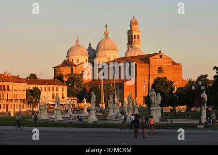 Italien, Venetien, Padua, Padua, Prato della Valle Platz mit Abbazia di Santa Giustina (Abtei von St Justine) Stockfoto