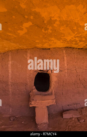 Pferd kragen Tür, um den Eintrag zu einem Getreidespeicher im Moon House Ruin auf Cedar Mesa, erstellt von Ancestral Puebloans und einst Teil der Bären Ohren nationalen Monume Stockfoto