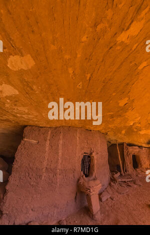 Pferd kragen Tür, um den Eintrag zu einem Getreidespeicher im Moon House Ruin auf Cedar Mesa, erstellt von Ancestral Puebloans und einst Teil der Bären Ohren nationalen Monume Stockfoto