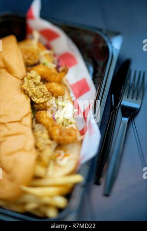 Usa, Louisiana, New Orleans, der traditionellen poboy Sandwich mit Austern und gebratene Garnelen Stockfoto