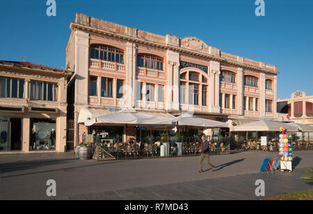 Lokale typischen modernistischen Stil entlang der Promenade, der safront Passeggiata. Eden Theater Stockfoto