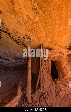 Pferd kragen Tür, um den Eintrag zu einem Getreidespeicher im Moon House Ruin auf Cedar Mesa, erstellt von Ancestral Puebloans und einst Teil der Bären Ohren nationalen Monume Stockfoto