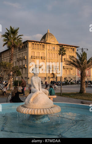 Lokale typischen modernistischen Stil entlang der Promenade, der safront Passeggiata. Stockfoto