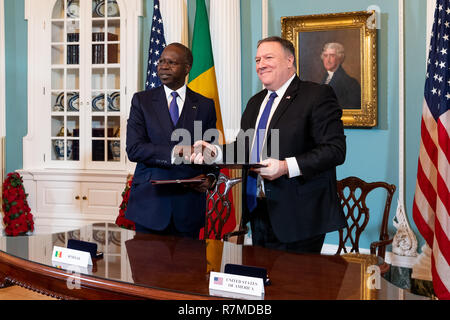 US-Außenministerin Mike Pompeo und senegalesische Premierminister Mahammed Boun Abdallah Dionne am Millennium Challenge Zusammenarbeit Unterzeichnung in den Vertrag Zimmer im State Department in Washington, DC. Stockfoto