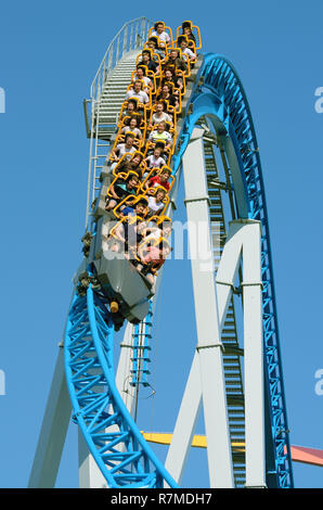 St. Petersburg, Russland. Juli. 08.2018. Kresovsky Insel. Divo Island Park. Eine beliebte Attraktion ist das russische Achterbahn. Es ist ein Schienennetz von Stockfoto