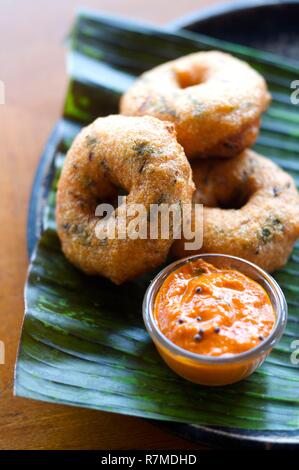 Indien, Kerala State, Kochi, Donut uzhunnu Vada, Spice Sauce Stockfoto