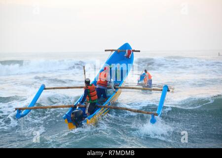 Indonesien, Java, Central Java, Yogyakarta, Abreise von Fischern auf Depok Strand Stockfoto