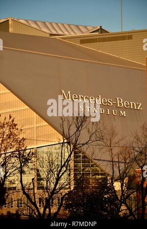 Luftaufnahme Mercedes-Benz Stadion, Fußball Super Bowl LIII 2019 home die Falken Skyline bei Sonnenuntergang, Lotusblüte, in Atlanta, Georgia, USA Stockfoto