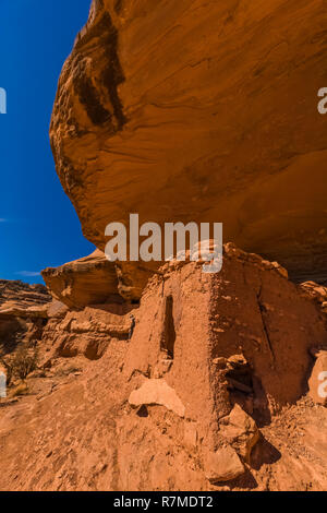 Kleines Gebäude aus Lehm und Stein im Moon House Ruin auf Cedar Mesa, erstellt von der Ancestral Puebloans und einst Teil der Bären Ohren nationalen Monumen Stockfoto