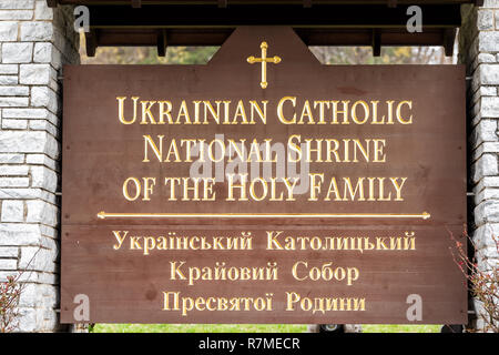 Washington DC, USA - April 1, 2018: Ukrainische Katholische Heiligtum der Heiligen Familie Kirche Zeichen closeup während Ostern Stockfoto