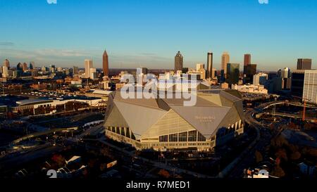 Luftaufnahme Mercedes-Benz Stadion, Fußball Super Bowl LIII 2019 home die Falken Skyline bei Sonnenuntergang, Lotusblüte, in Atlanta, Georgia, USA Stockfoto