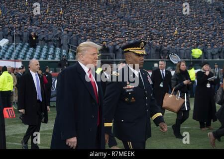 Us-Präsident Donald Trump, Mitte, mit West Point Betriebsleiter Generalleutnant Darryl Williams, rechts, auf das Feld für den Münzwurf vor Beginn der 119 Army Navy Spiel bei Lincoln Financial Field Dezember 8, 2018 in Philadelphia, Pennsylvania. Stockfoto