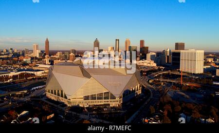 Luftaufnahme Mercedes-Benz Stadion, Fußball Super Bowl LIII 2019 home die Falken Skyline bei Sonnenuntergang, Lotusblüte, in Atlanta, Georgia, USA Stockfoto