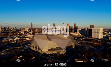 Luftaufnahme Mercedes-Benz Stadion, Fußball Super Bowl LIII 2019 home die Falken Skyline bei Sonnenuntergang, Lotusblüte, in Atlanta, Georgia, USA Stockfoto