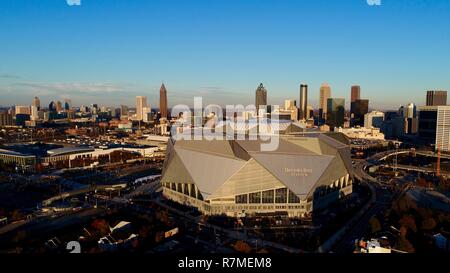 Luftaufnahme Mercedes-Benz Stadion, Fußball Super Bowl LIII 2019 home die Falken Skyline bei Sonnenuntergang, Lotusblüte, in Atlanta, Georgia, USA Stockfoto