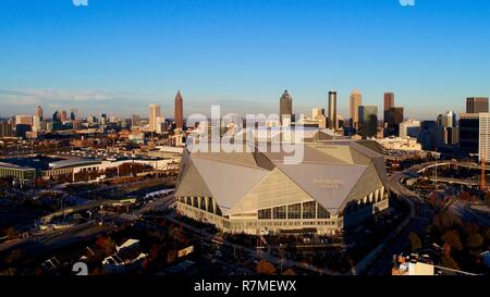 Luftaufnahme Mercedes-Benz Stadion, Fußball Super Bowl LIII 2019 home die Falken Skyline bei Sonnenuntergang, Lotusblüte, in Atlanta, Georgia, USA Stockfoto