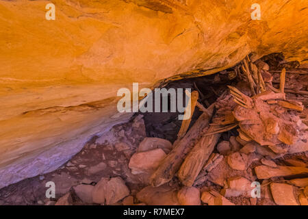 Zusammengebrochen Kiva, durch Ancestral Puebloans fast 800 Jahren, im Moon House Ruin auf Cedar Mesa, einst Teil der Bären Ohren National Monument, Utah Stockfoto