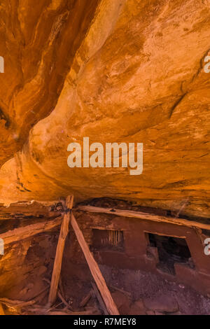 Zusammengebrochen kiva mit einer T-förmigen Tür, durch Ancestral Puebloans fast 800 Jahren, im Moon House Ruin auf Cedar Mesa, einst Teil der Bären Ohren Na Stockfoto