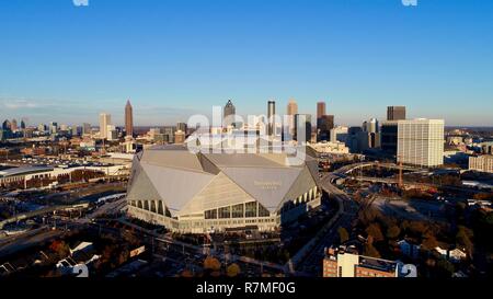 Luftaufnahme Mercedes-Benz Stadion, Fußball Super Bowl LIII 2019 home die Falken Skyline bei Sonnenuntergang, Lotusblüte, in Atlanta, Georgia, USA Stockfoto