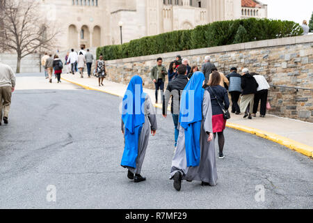 Washington DC, USA - April 1, 2018: die Menschen blau Nonnen zu Fuß von der Basilika Nationalheiligtum der Unbefleckten Empfängnis Katholische Kirche stree Stockfoto