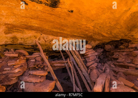 Zusammengebrochen Kiva, durch Ancestral Puebloans fast 800 Jahren, im Moon House Ruin auf Cedar Mesa, einst Teil der Bären Ohren National Monument, Utah Stockfoto