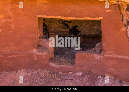 Zusammengebrochen kiva mit einer T-förmigen Tür, durch Ancestral Puebloans fast 800 Jahren, im Moon House Ruin auf Cedar Mesa, einst Teil der Bären Ohren Na Stockfoto