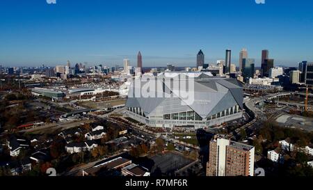 Luftaufnahme Mercedes-Benz Stadion, Fußball Super Bowl LIII 2019 home die Falken Skyline bei Sonnenuntergang, Lotusblüte, in Atlanta, Georgia, USA Stockfoto