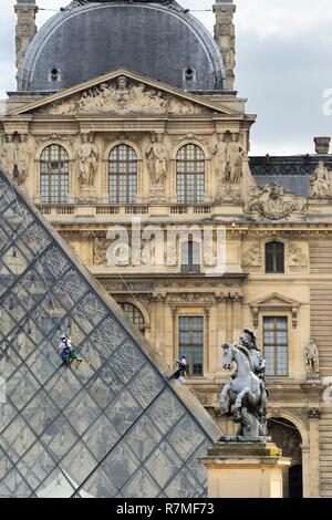 Frankreich, Paris, Bereich als Weltkulturerbe von der UNESCO, dem Louvre Museum, Fensterputzer auf der Glasfassade der Louvre Pyramide von dem Architekten Ieoh Ming Pei Stockfoto