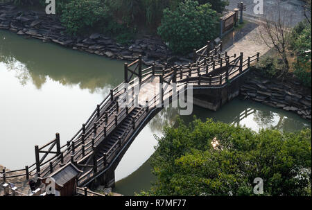 Blick von der oberen Festung. Chinesische Brücke an einem ruhigen Kanal. Bei Chibi Stadt. Die Brücke aus Holz. Alte Brücke in drei reich Schlacht Stockfoto