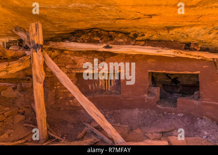 Zusammengebrochen kiva mit einer T-förmigen Tür, durch Ancestral Puebloans fast 800 Jahren, im Moon House Ruin auf Cedar Mesa, einst Teil der Bären Ohren Na Stockfoto