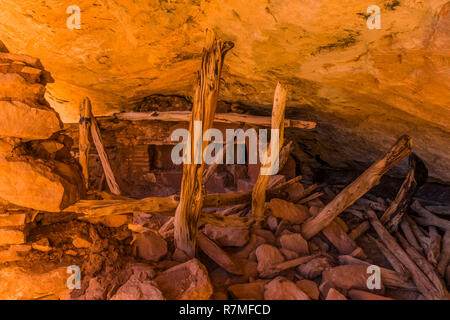 Zusammengebrochen Kiva, durch Ancestral Puebloans fast 800 Jahren, im Moon House Ruin auf Cedar Mesa, einst Teil der Bären Ohren National Monument, Utah Stockfoto