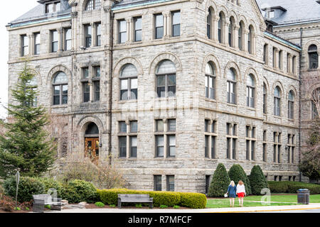 Washington DC, USA - April 1, 2018: die Katholische Universität von Amerika Gibbons Hall Gebäude in der Hauptstadt, religiöse Erziehung, Menschen zu Fuß Stockfoto