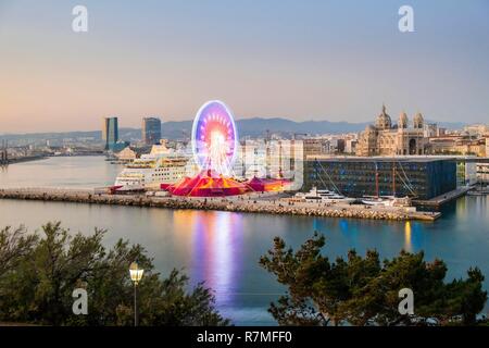 Frankreich, Bouches-du-Rhone, Marseille, J4 Pier, Fort Saint Jean, MuCEM (Museum für Europäische und mediterrane Kulturen) von Architekt Rudy Ricciotti und die Kathedrale von La Major, und der Zirkus Pinder Stockfoto