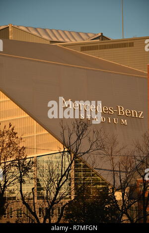 Luftaufnahme Mercedes-Benz Stadion, Fußball Super Bowl LIII 2019 home die Falken Skyline bei Sonnenuntergang, Lotusblüte, in Atlanta, Georgia, USA Stockfoto