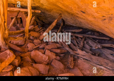 Zusammengebrochen Kiva, durch Ancestral Puebloans fast 800 Jahren, im Moon House Ruin auf Cedar Mesa, einst Teil der Bären Ohren National Monument, Utah Stockfoto