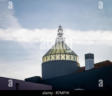 Ein neugieriger Blick Musikpavillon mit Glasdecke und barocke Dekoration steht auf dem Dach eines Gebäudes, gegen einen bewölkten Himmel Hintergrund. Stockfoto