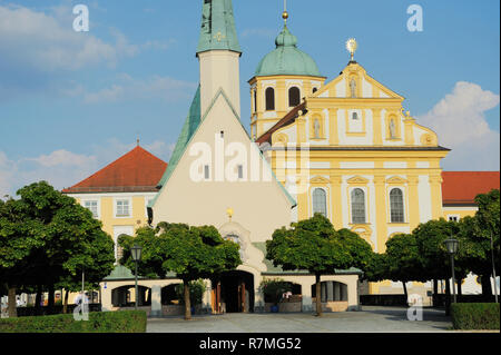 Blick vom Kapellplatzes in die Gnadenkapelle, links und rechts Kapuzinerkirche St., St., Magdalena, barocke Wallfahrtskirche, Altötting, Landkreis EIN Stockfoto