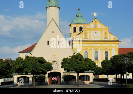 Blick vom Kapellplatzes in die Gnadenkapelle, links und rechts Kapuzinerkirche St., St., Magdalena, barocke Wallfahrtskirche, Altötting, Landkreis EIN Stockfoto