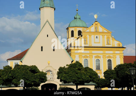 Blick vom Kapellplatzes in die Gnadenkapelle, links und rechts Kapuzinerkirche St., St., Magdalena, barocke Wallfahrtskirche, Altötting, Landkreis EIN Stockfoto