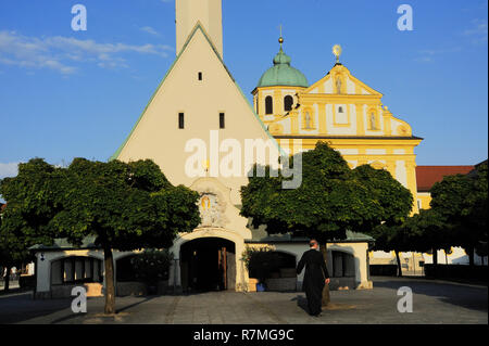 Blick vom Kapellplatzes in die Gnadenkapelle, links und rechts Kapuzinerkirche St., St., Magdalena, barocke Wallfahrtskirche, Altötting, Landkreis EIN Stockfoto