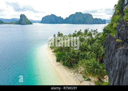 Antenne drone Ansicht von Türkis Küstengewässer und Kalkfelsen in El Nido Archipel Reiseziel. El Nido, Palawan, Philippinen. Stockfoto