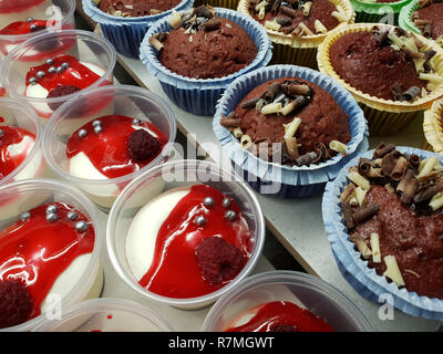 Muffins und Joghurt Dessert mit Himbeeren Stockfoto
