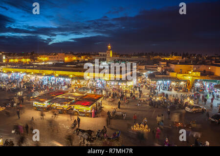 Platz Djemaa el-Fna in Marrakesch, Marokko, in der Dämmerung. Dieser Platz ist der bekanntesten touristischen Hotspot in Marrakesch. Stockfoto