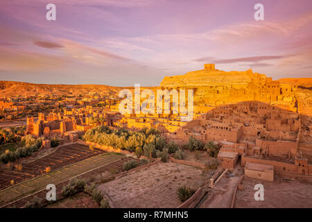 Am frühen Morgen Licht auf Ait Ben-Haddou (auch transkribiert als Ait Benhaddou). Dieses Bild kurz nach Sonnenaufgang. Stockfoto