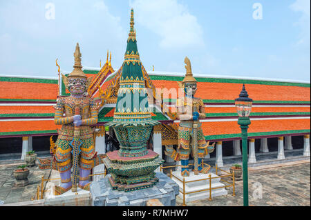 Statuen von zwei Geister bewachen den Wat Phra Kaeo Komplex, Grand Palace, Bangkok, Thailand Stockfoto