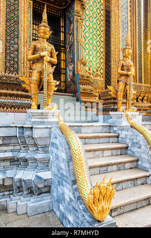 Golden guardian Statue, Wat Phra Kaeo Komplex, Grand Palace, Bangkok, Thailand Stockfoto